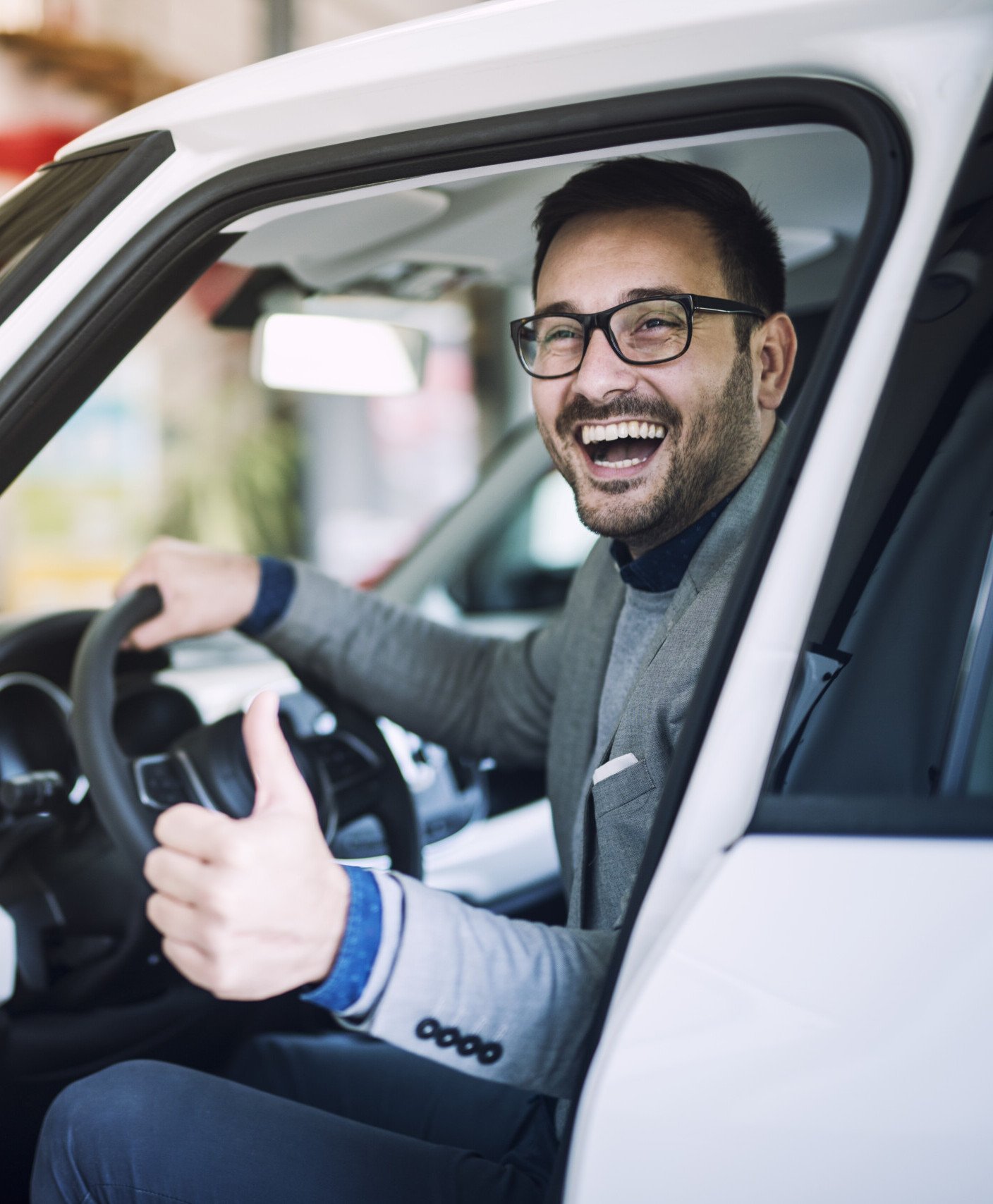 feliz cliente satisfecho acaba comprar coche nuevo concesionario vehiculos scaled e1689331805415