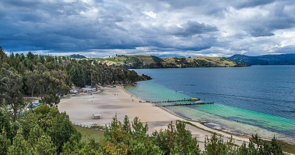 800px lago de tota colombia 66531839.jpeg